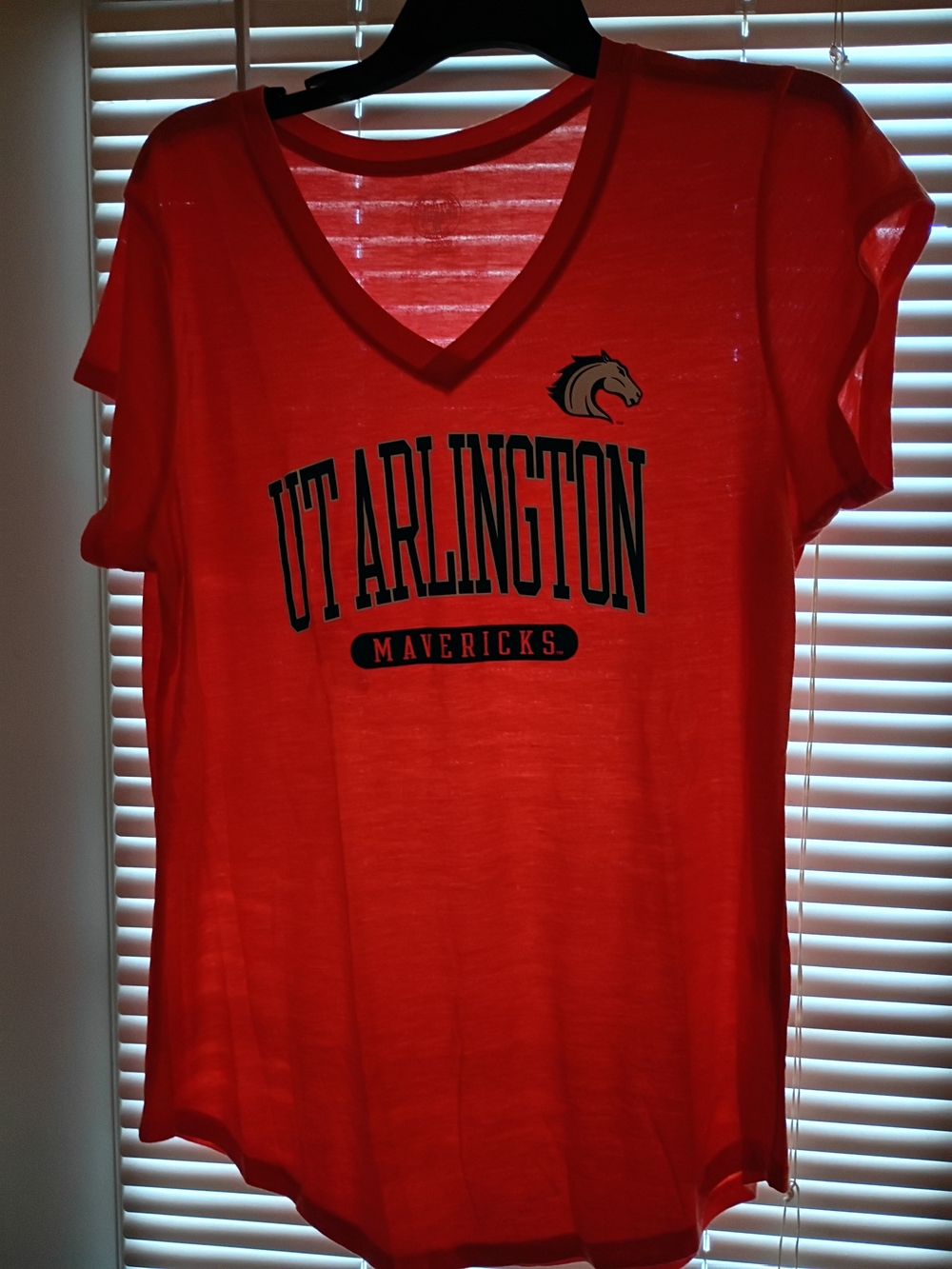 🐎UT Arlington Mavericks🧡 Orange V-Neck T-Shirt Women's Large NWOT